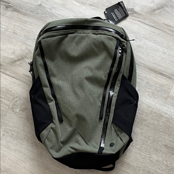 Lululemon Core Backpack 2.0 20L Water Repellent NWT Green Black Zippers Laptop main image 8